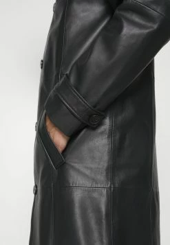 Long Coat Paneled - Mantel - Black 19 Long Coat Paneled - Mantel - Black -ONLY shop 0c0ce487e7aa4c89bb75288f472ac519