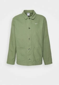 Nike Sportswear Chore Coat - Lichte Jas - Oil Green/White -ONLY shop 19b9d18480854cb7bd165bf0ece7ea2f