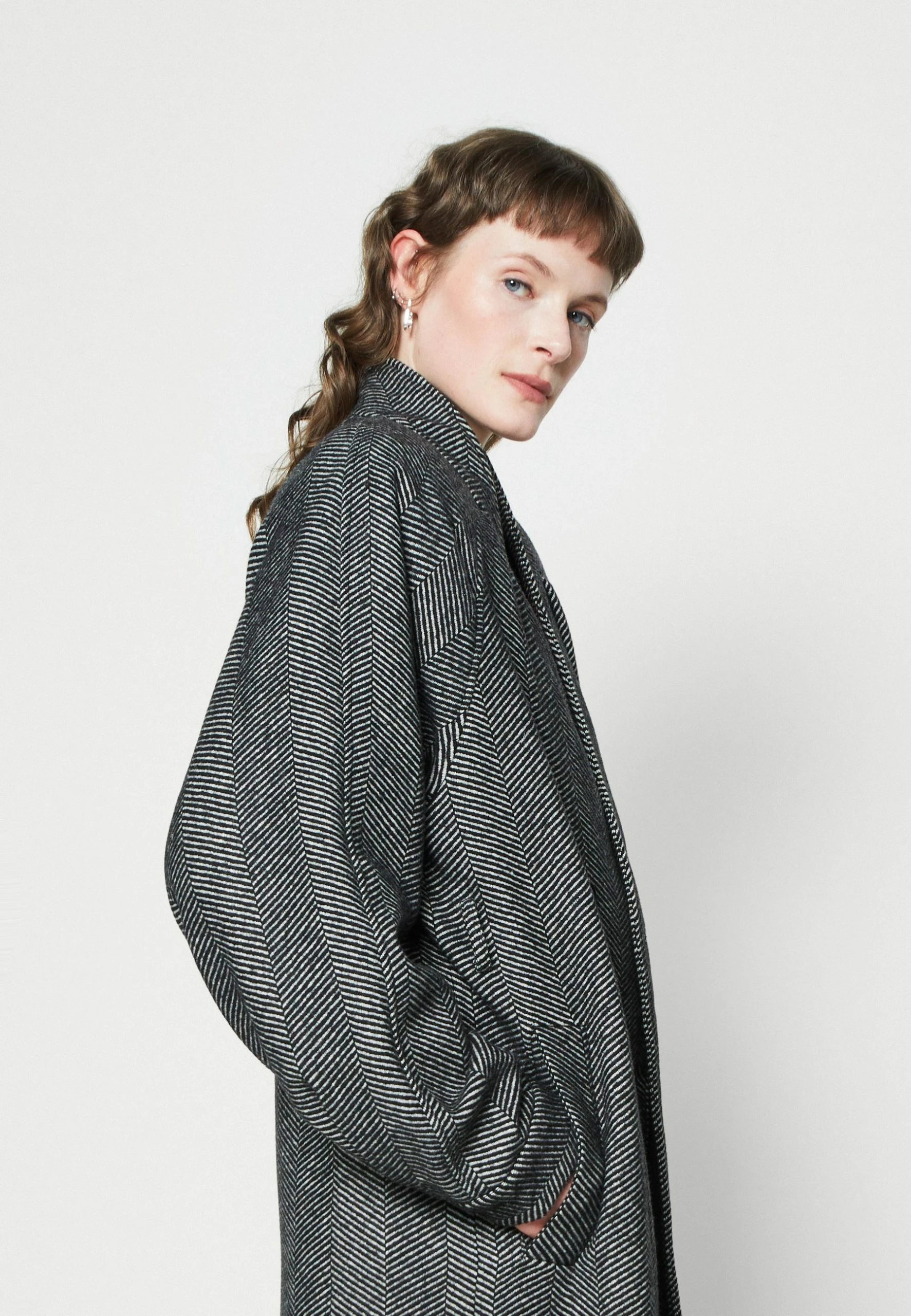 Gestuz Farren Coat - Mantel - Black/White 6 Gestuz Farren Coat - Mantel - Black/White - Afbeelding 4