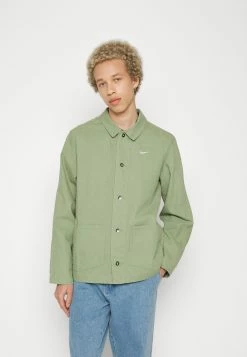 Nike Sportswear Chore Coat - Lichte Jas - Oil Green/White -ONLY shop 43a3e206054b4df1b6b1dc4104d9c212