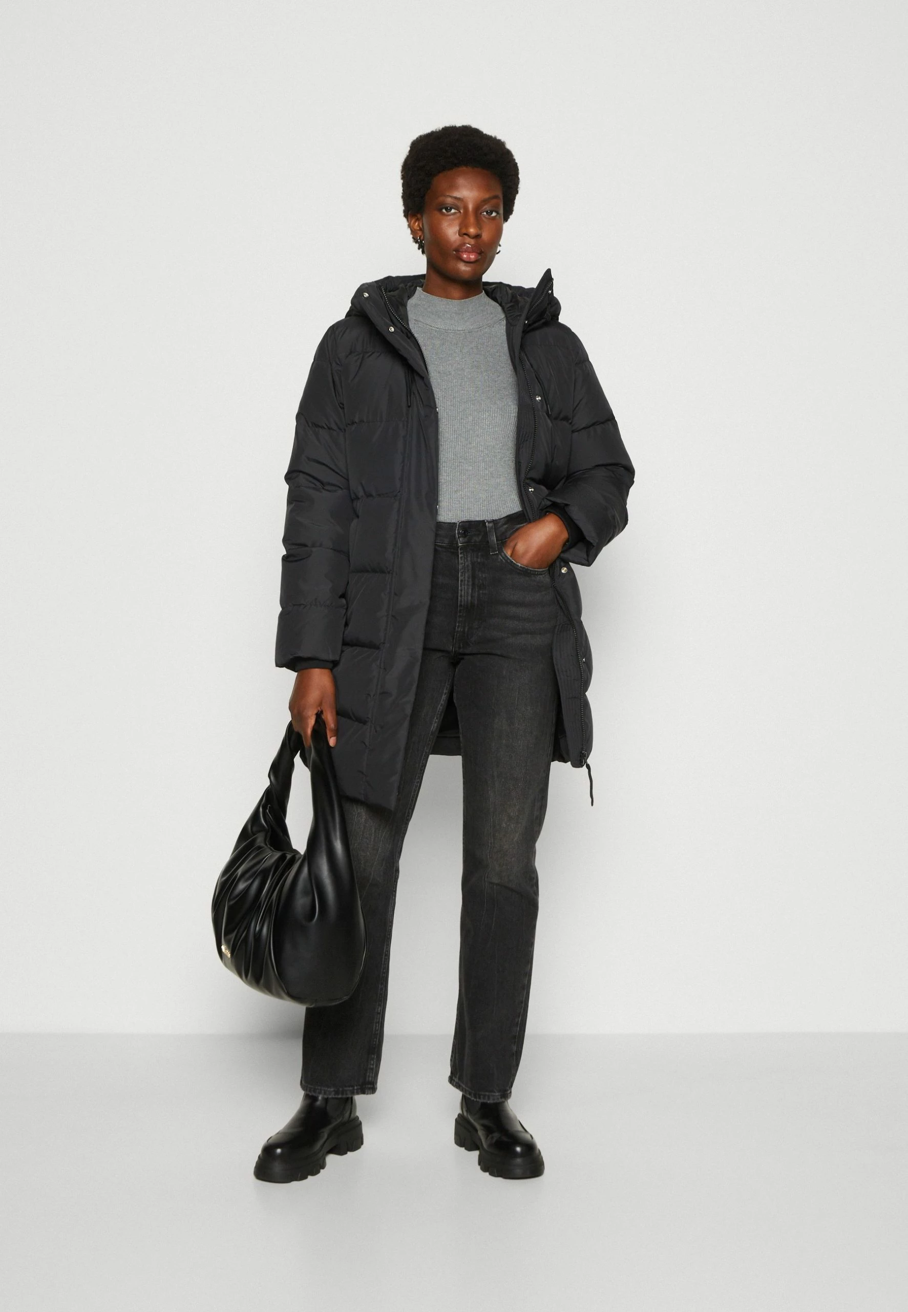 Marc O'Polo DENIM Midi Puffer Coat With Hood Welt Pockets Sideseam Slits - Winterjas - Black 4 Marc O'Polo DENIM Midi Puffer Coat With Hood Welt Pockets Sideseam Slits - Winterjas - Black - Afbeelding 2