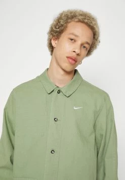 Nike Sportswear Chore Coat - Lichte Jas - Oil Green/White -ONLY shop 6b5c84897c064850ac54041a34d968cb