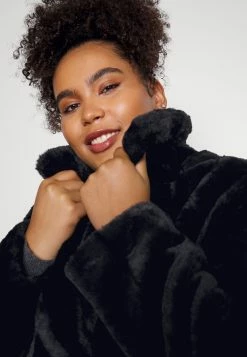 Vero Moda Curve Vmsuielly Long Faux Coat Plus Size - Mantel - Black -ONLY shop 73f34bcd64104a9a9510ce1f526c838f