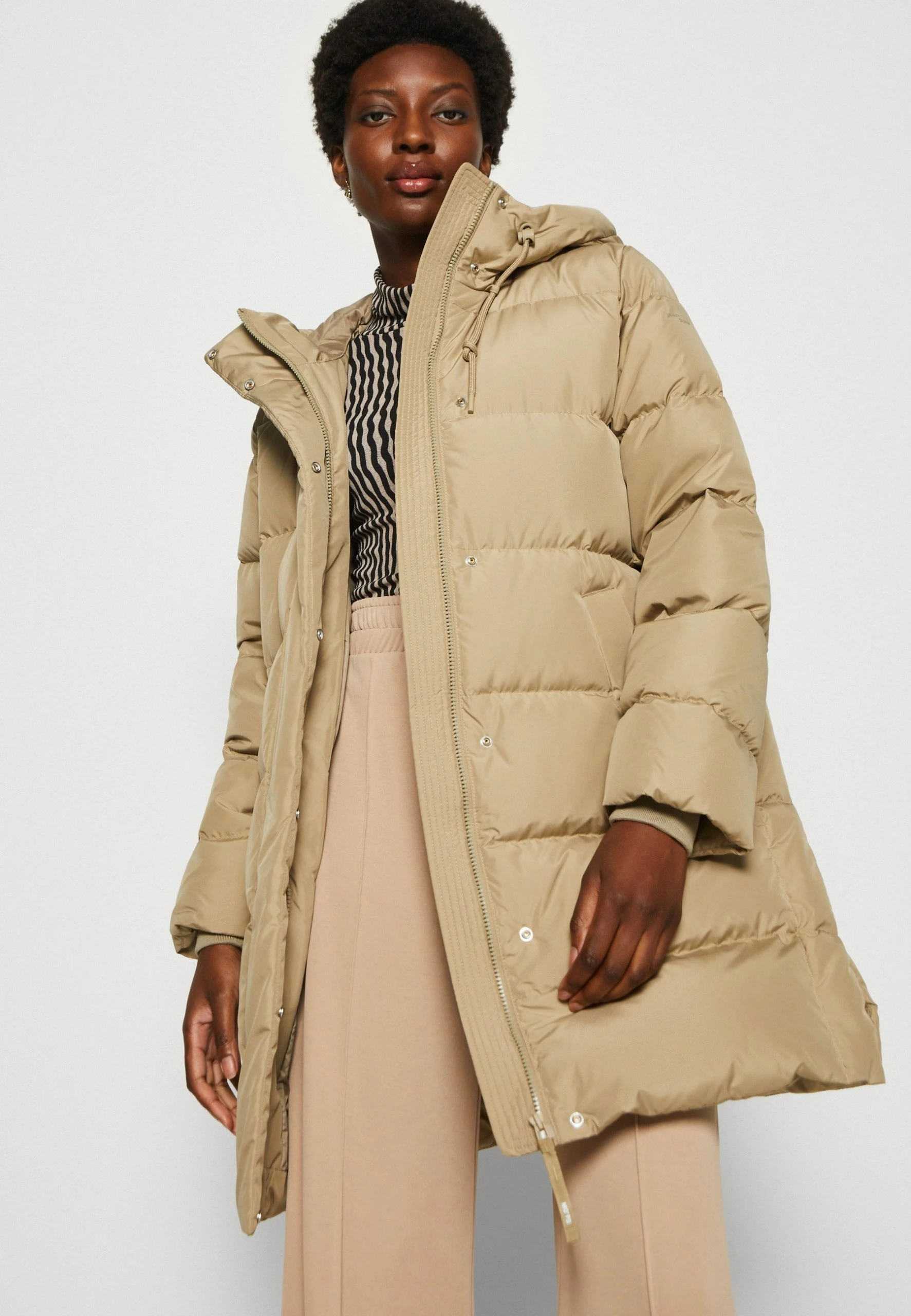 Marc O'Polo DENIM Midi Puffer Coat With Hood Welt Pockets Sideseam Slits - Winterjas - Pumice Stone 6 Marc O'Polo DENIM Midi Puffer Coat With Hood Welt Pockets Sideseam Slits - Winterjas - Pumice Stone - Afbeelding 4
