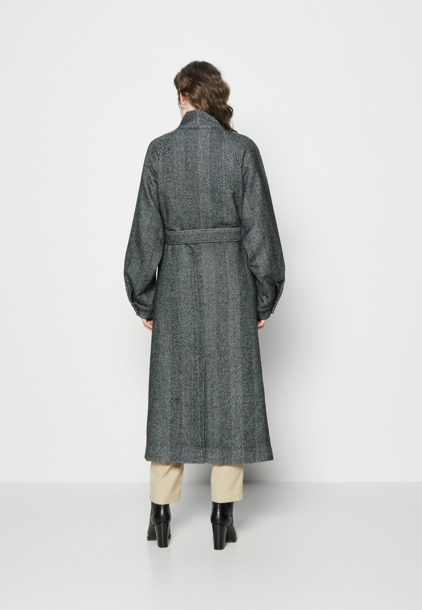 Gestuz Farren Coat - Mantel - Black/White 5 Gestuz Farren Coat - Mantel - Black/White - Afbeelding 3