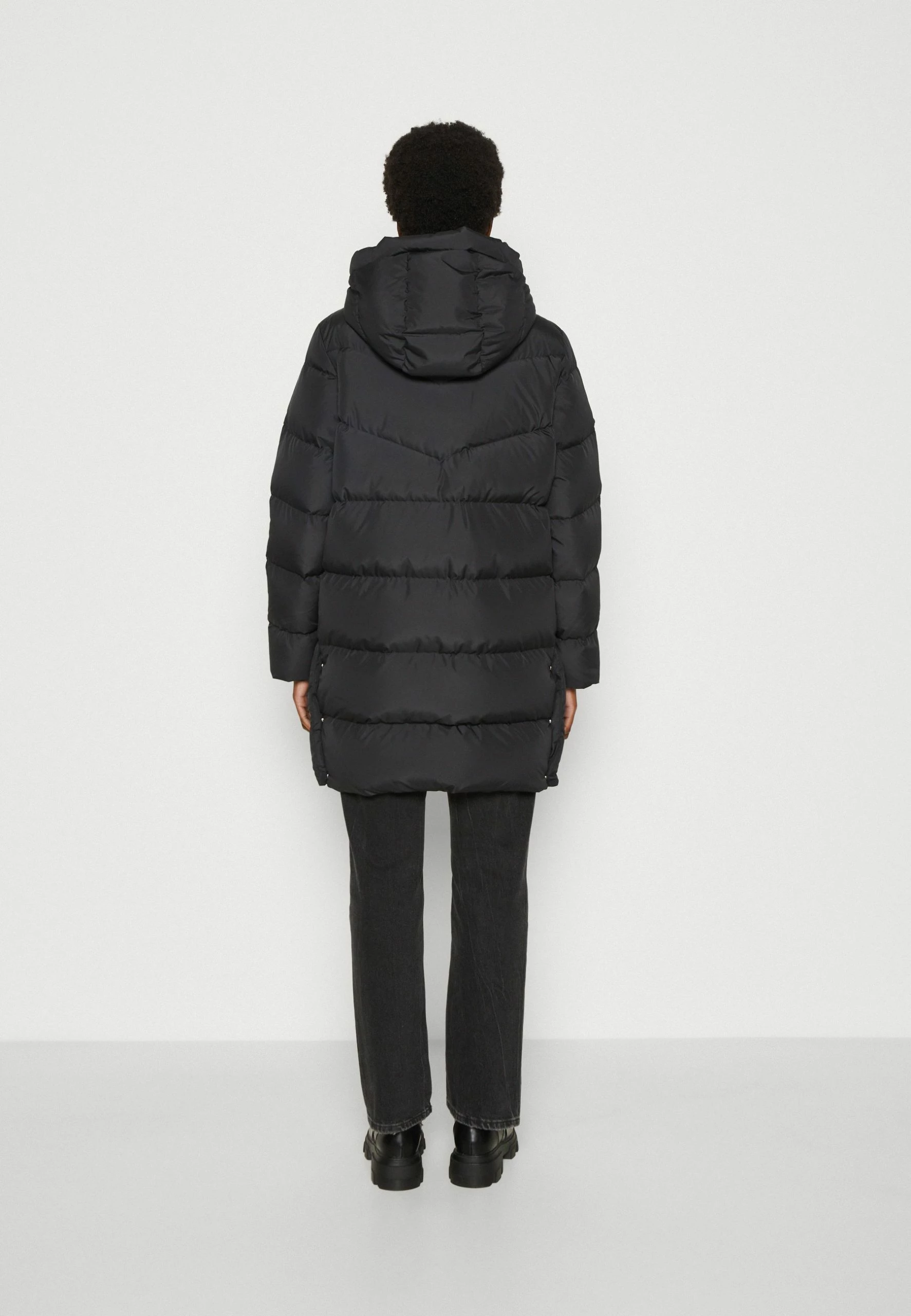 Marc O'Polo DENIM Midi Puffer Coat With Hood Welt Pockets Sideseam Slits - Winterjas - Black 5 Marc O'Polo DENIM Midi Puffer Coat With Hood Welt Pockets Sideseam Slits - Winterjas - Black - Afbeelding 3