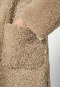 Roxanne Reversable Curly Shearling Coat - Mantel - Sand Silky 17 Roxanne Reversable Curly Shearling Coat - Mantel - Sand Silky -ONLY shop b6e22585396d457fa9abf98667c580cd