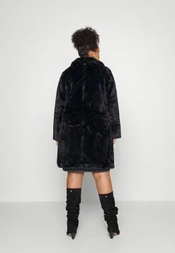 Vero Moda Curve Vmsuielly Long Faux Coat Plus Size - Mantel - Black -ONLY shop bf7da3e8f8b946b78996fec45bc6313c
