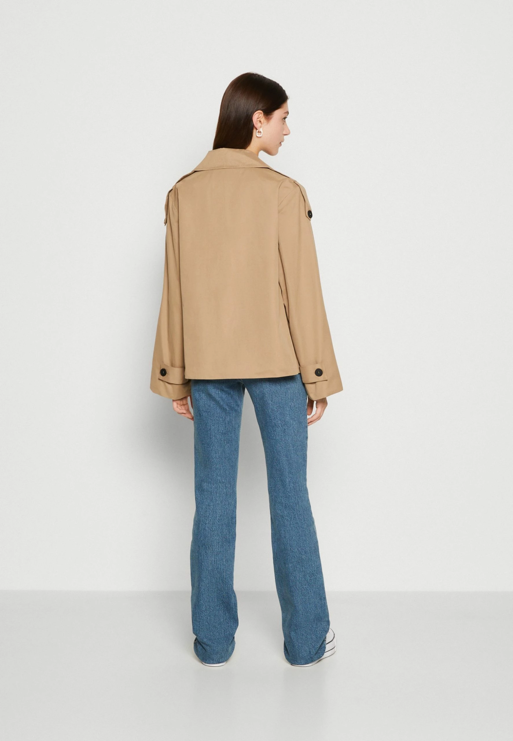 Yasminki Short Coat - Lichte Jas - Silver Mink 5 Yasminki Short Coat - Lichte Jas - Silver Mink - Afbeelding 3