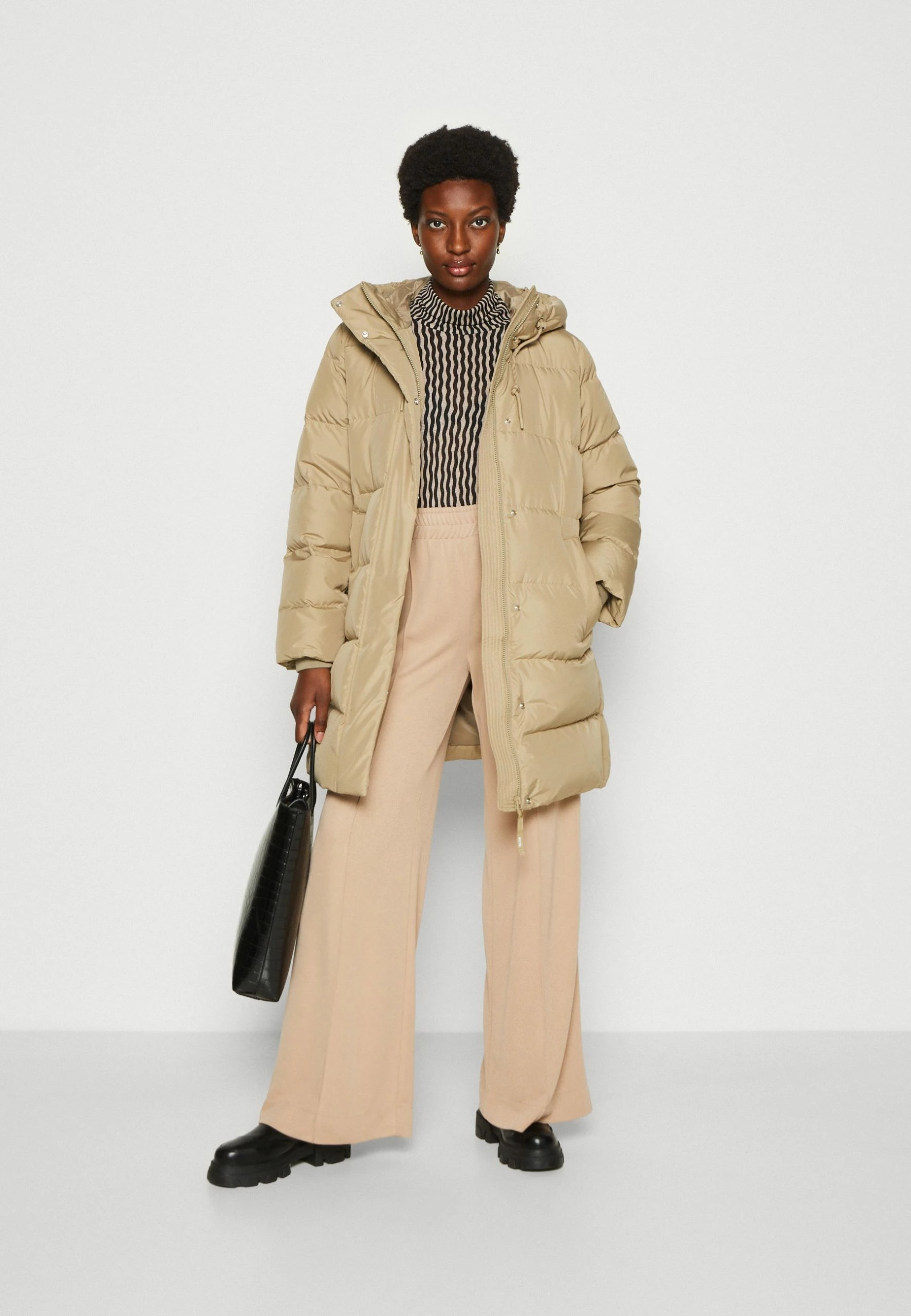 Marc O'Polo DENIM Midi Puffer Coat With Hood Welt Pockets Sideseam Slits - Winterjas - Pumice Stone 4 Marc O'Polo DENIM Midi Puffer Coat With Hood Welt Pockets Sideseam Slits - Winterjas - Pumice Stone - Afbeelding 2