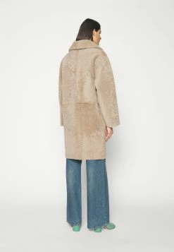 Roxanne Reversable Curly Shearling Coat - Mantel - Sand Silky 13 Roxanne Reversable Curly Shearling Coat - Mantel - Sand Silky -ONLY shop d5d9e0f9080247b48d39439ca8651b72