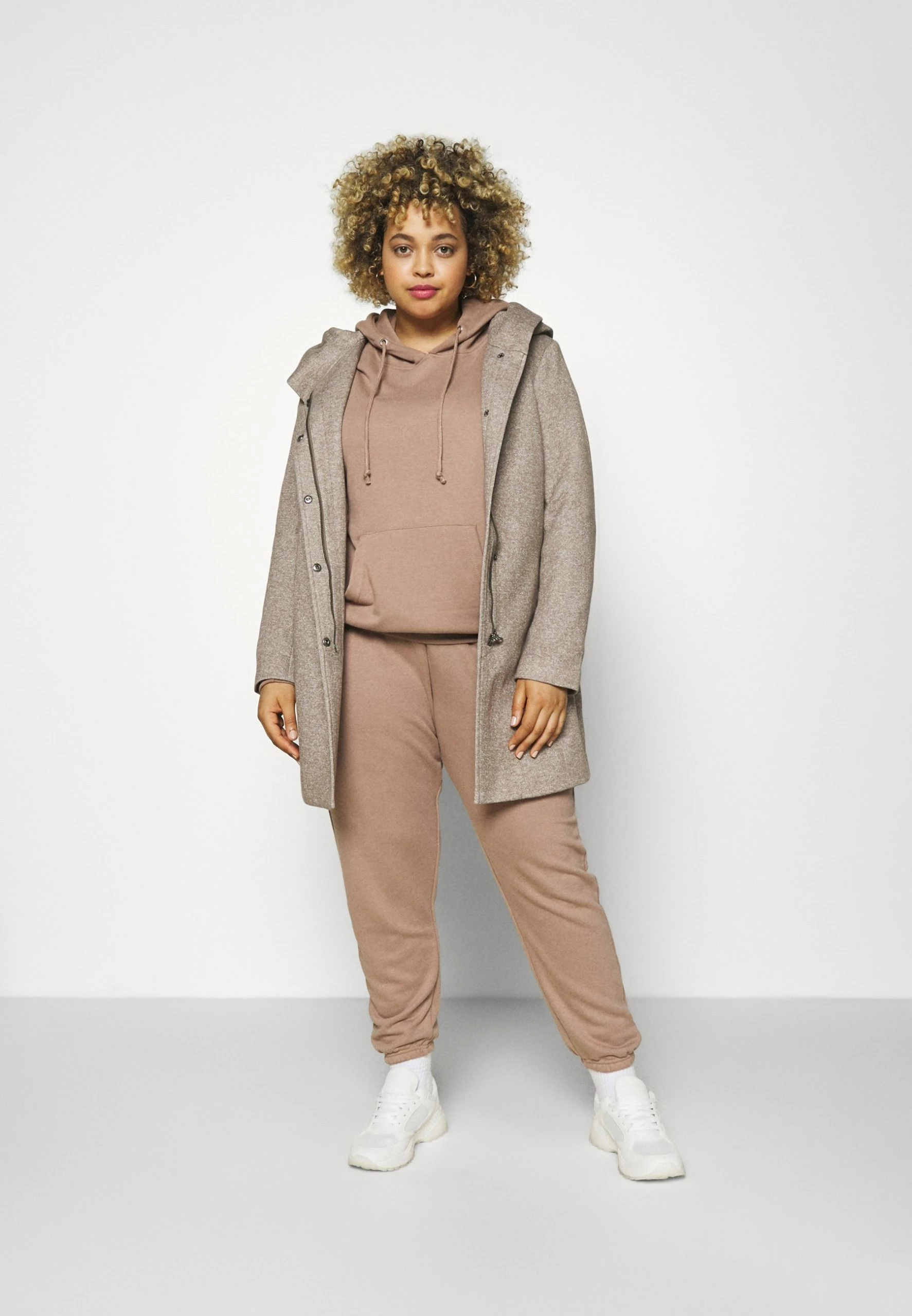 ONLY CARMAKOMA Carsedona Light Coat - Halflange Jas - Walnut Melange 3 ONLY CARMAKOMA Carsedona Light Coat - Halflange Jas - Walnut Melange