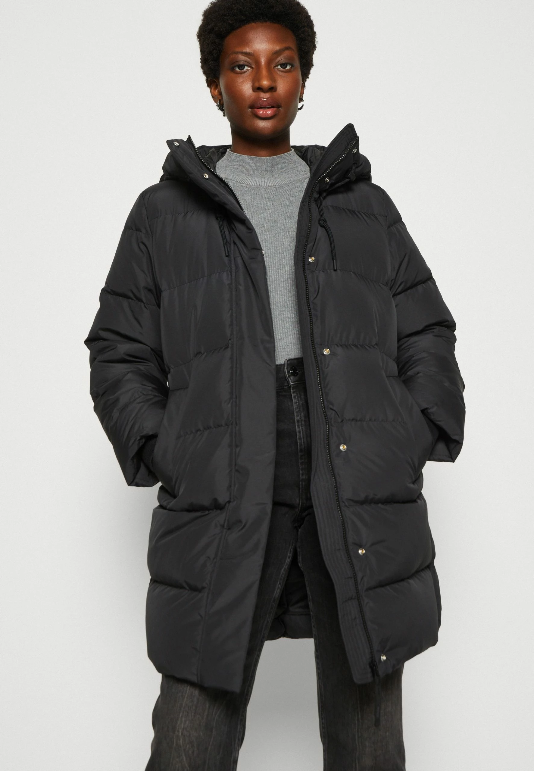 Marc O'Polo DENIM Midi Puffer Coat With Hood Welt Pockets Sideseam Slits - Winterjas - Black 6 Marc O'Polo DENIM Midi Puffer Coat With Hood Welt Pockets Sideseam Slits - Winterjas - Black - Afbeelding 4